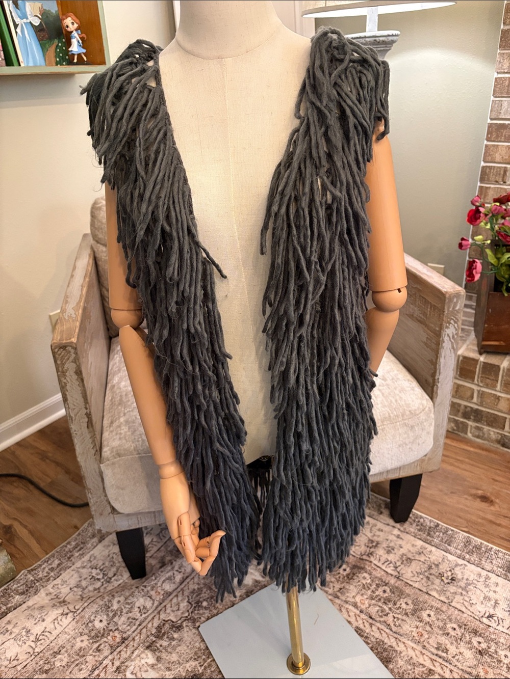 Blu Pepper Shaggy Fringe Vest in Charcoal Gray
0404